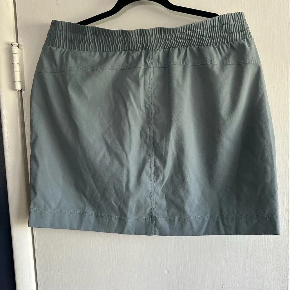 Woman's short/skirt, size L.